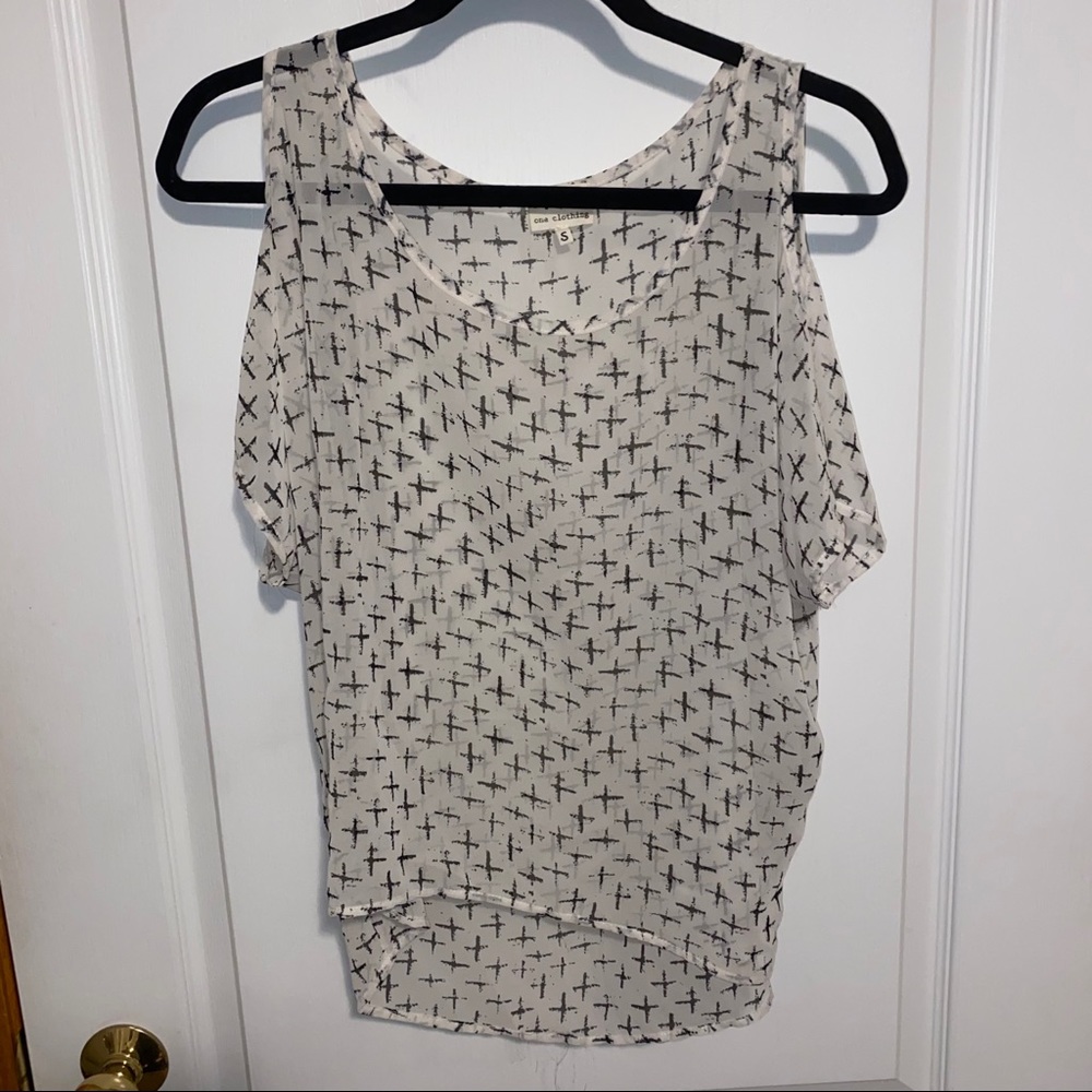 Patterned open shoulder top ✨
